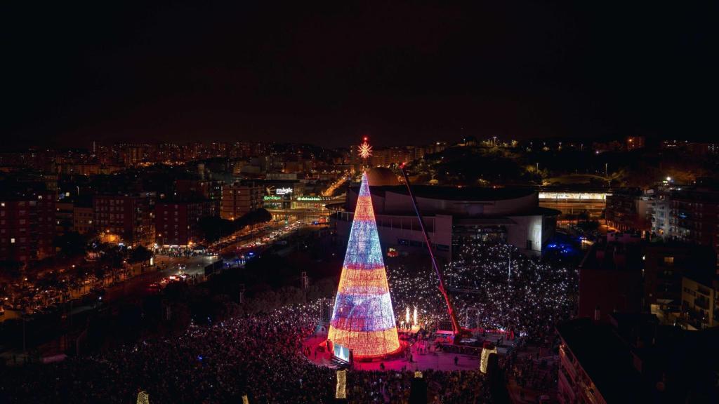 Arbre de Nadal de Badalona, després de la seva encesa el 2025