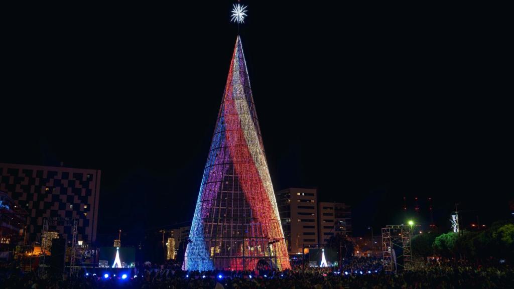 Badalona estrena su árbol de Navidad de 43 metros