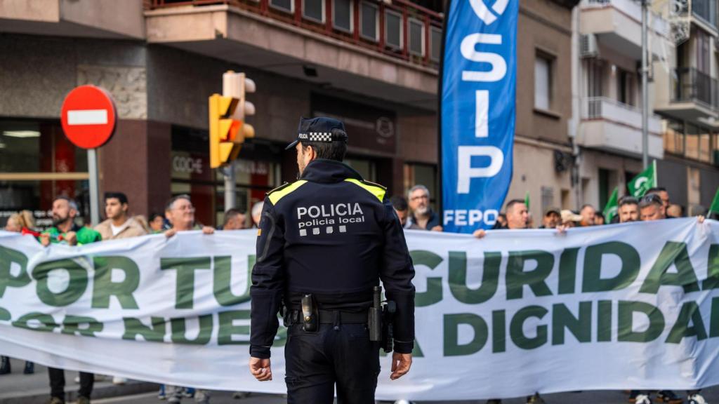 La plantilla de la Policía Local de Sant Adrià se manifiesta este lunes