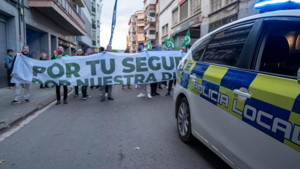 La plantilla de la Policía Local de Sant Adrià se manifiesta este lunes
