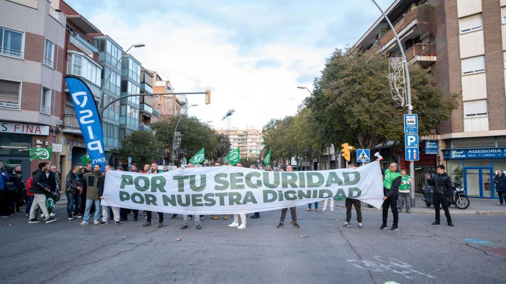 La plantilla de la Policía Local de Sant Adrià se manifiesta este lunes