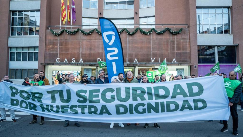 La plantilla de la Policía Local de Sant Adrià se manifiesta este lunes