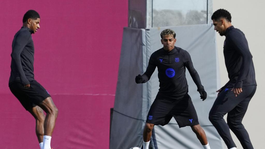 Marcus Rashford, Lamine Yamal i Ronald Araujo, en un rondo durant un entrenament del Barça