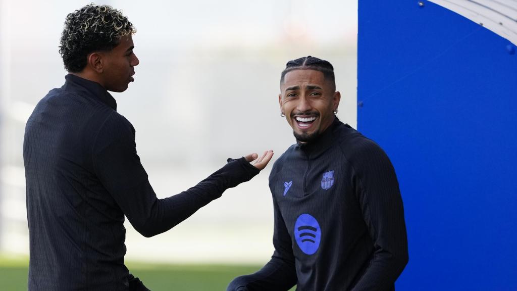 Raphinha bromea con Lamine Yamal en un entrenamiento