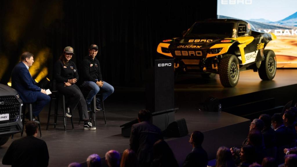 Los pilotos del equipo EBRO Audax Motorsport, Laia Sanz y Maurizio Gerini, junto a Pedro Calef y el nuevo EBRO s800 XRR,