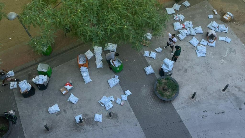 Paquetes repartidos por el suelo