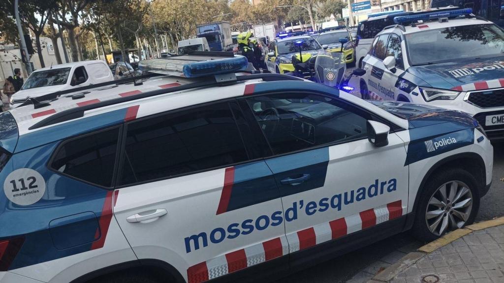 Concentración de patrullas policiales en el barrio de Sant Roc de Badalona