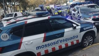Concentración de patrullas policiales en el barrio de Sant Roc de Badalona