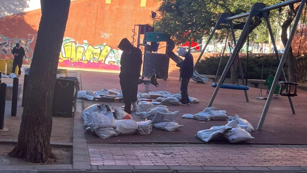 Repartidores desplegando los paquetes en Badalona