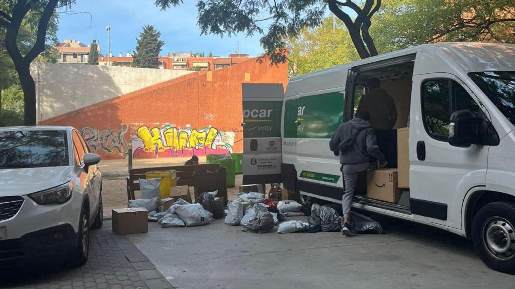 Repartidores desplegando los paquetes en Badalona