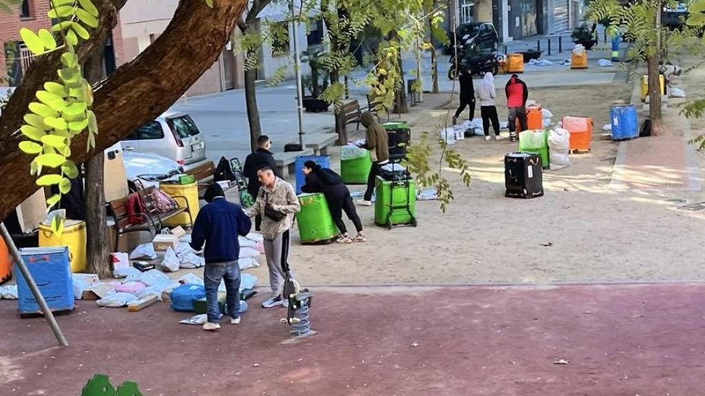 Repartidores desplegando los paquetes en Badalona