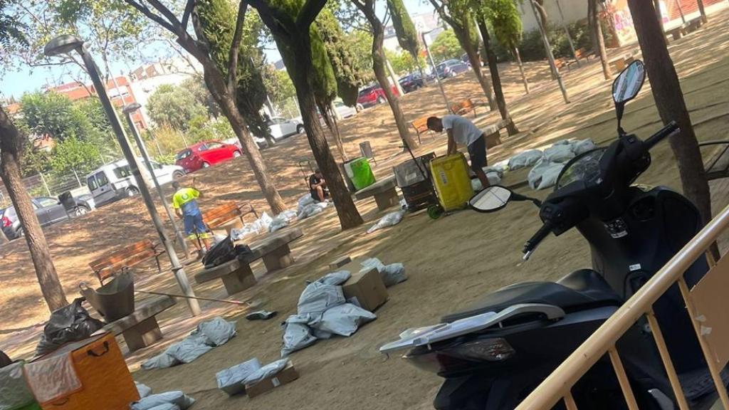 Repartidores desplegando los paquetes en Badalona