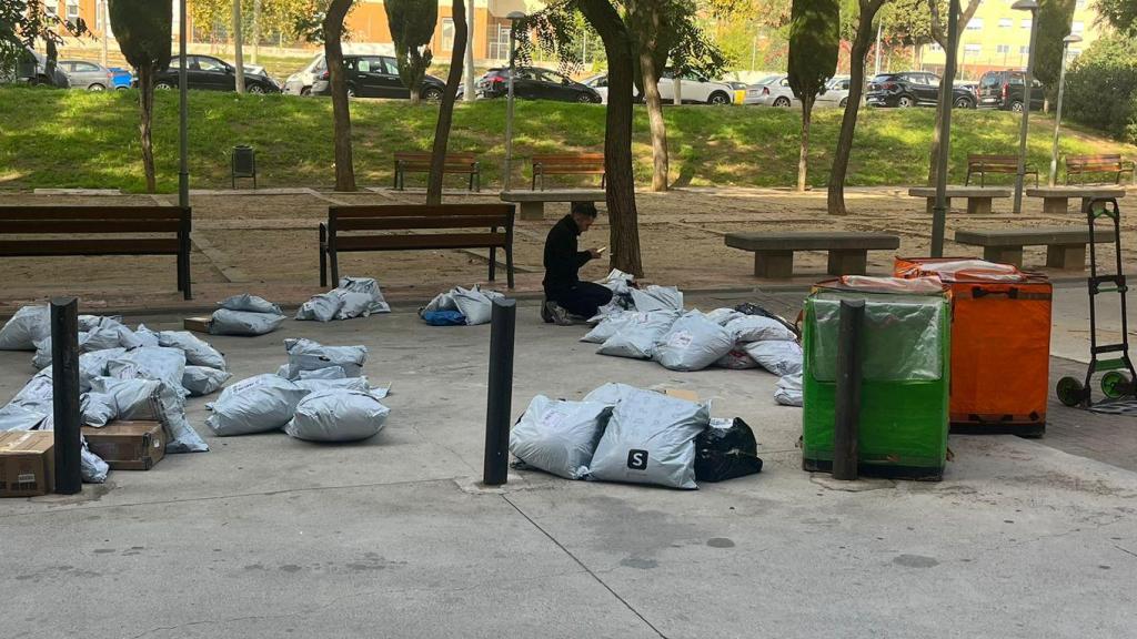 Repartidores desplegando los paquetes en Badalona