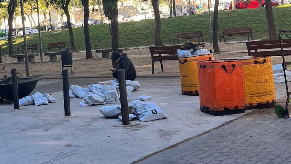 Repartidores desplegando los paquetes en Badalona