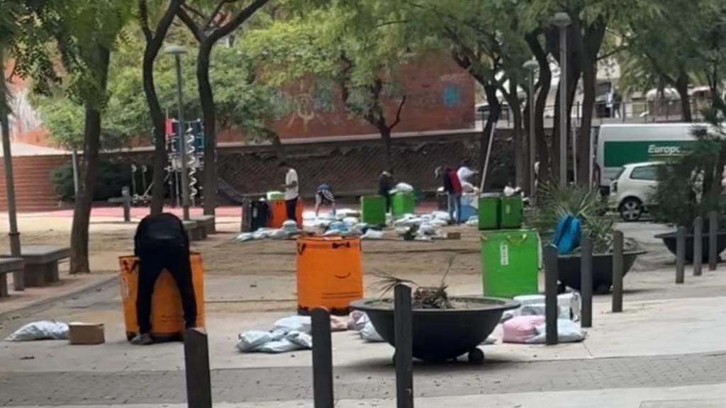 Repartidores desplegando los paquetes en Badalona