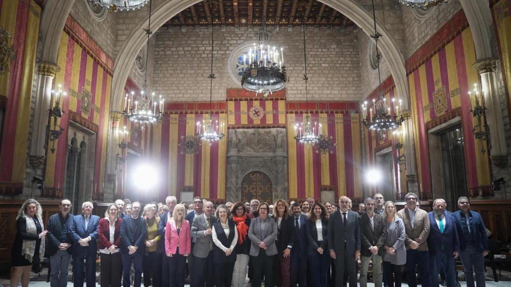 Foto de familia durante un homenaje al exministro Ernest Lluc, en el Ayuntamiento de Barcelona, a 24 de noviembre de 2025, en Barcelona.