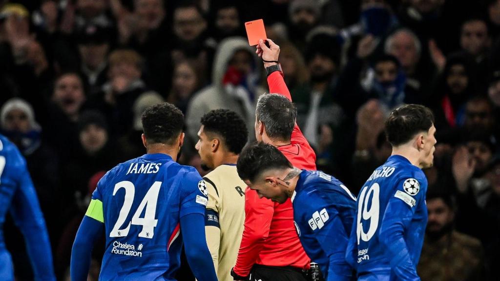 Ronald Araujo, expulsado del Chelsea-Barça por doble tarjeta amarilla