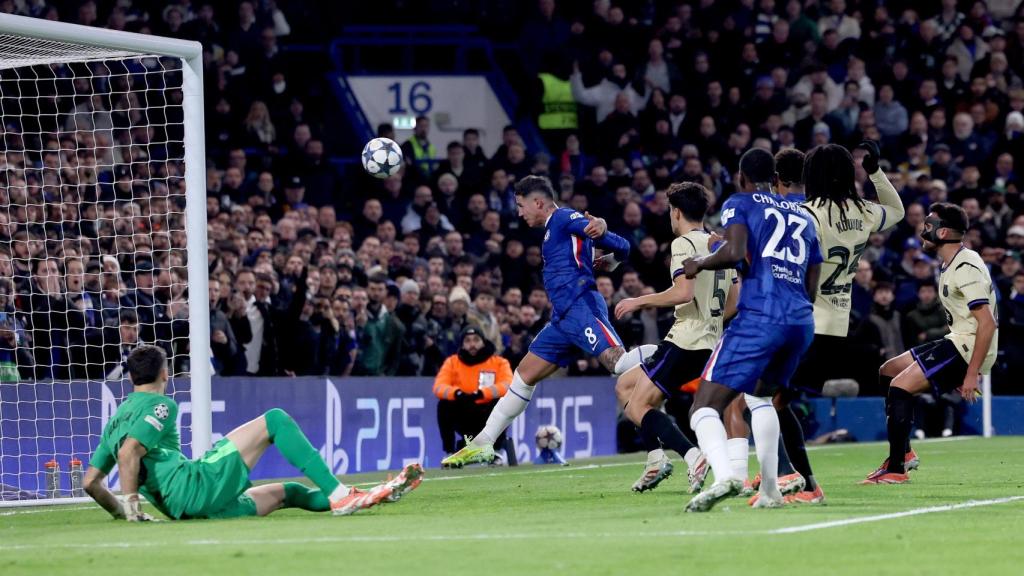Enzo Fernández marca un gol del Chelsea anulado por fuera de juego contra el Barça