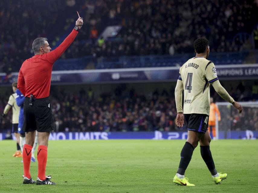 Ronald Araujo, expulsado del Chelsea-Barça por doble tarjeta amarilla