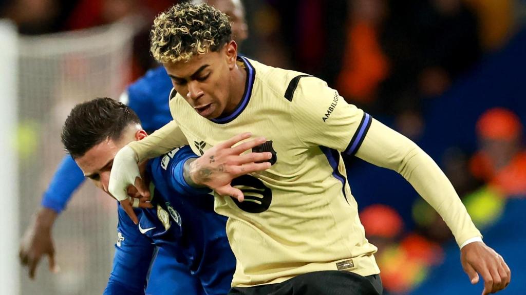 Lamine Yamal, presionado por Enzo Fernández en el Chelsea-Barça
