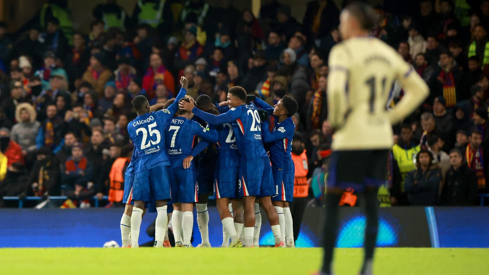 El Chelsea celebra un gol contra el Barça ante la decepción de Raphinha