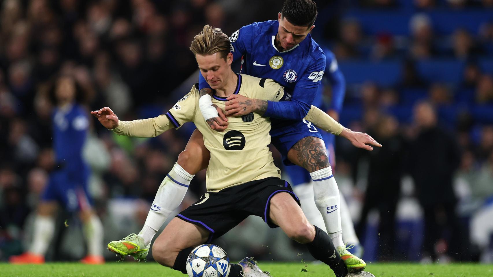 Enzo Fernández tumba a Frenkie de Jong