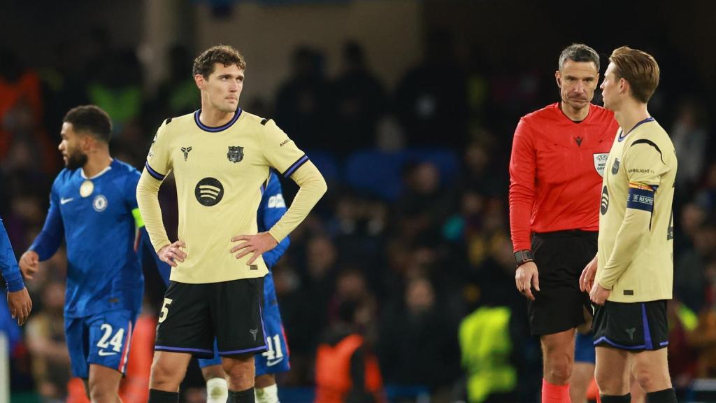 Christensen y Frenkie de Jong, frustrados tras un gol del Chelsea en Stamford Bridge