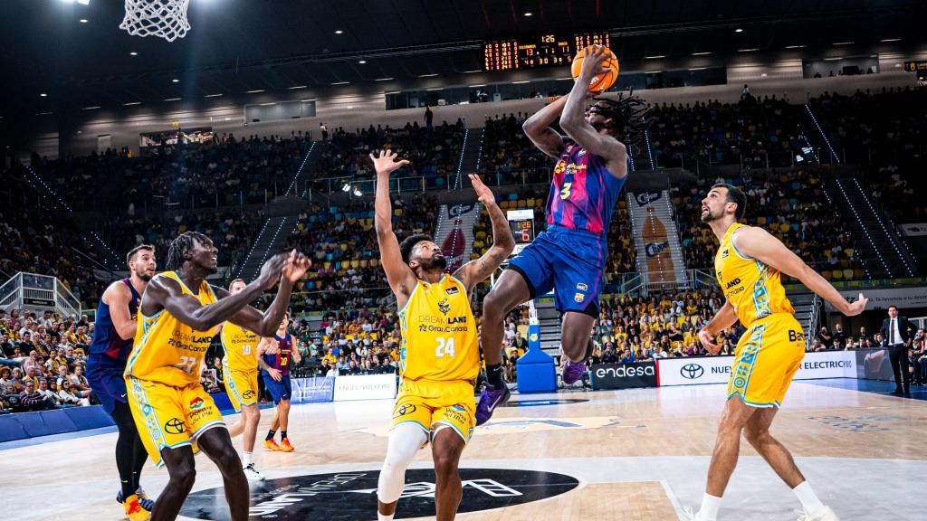 Myles Cale intenta una canasta complicada durante el Gran Canaria-Barça de basket