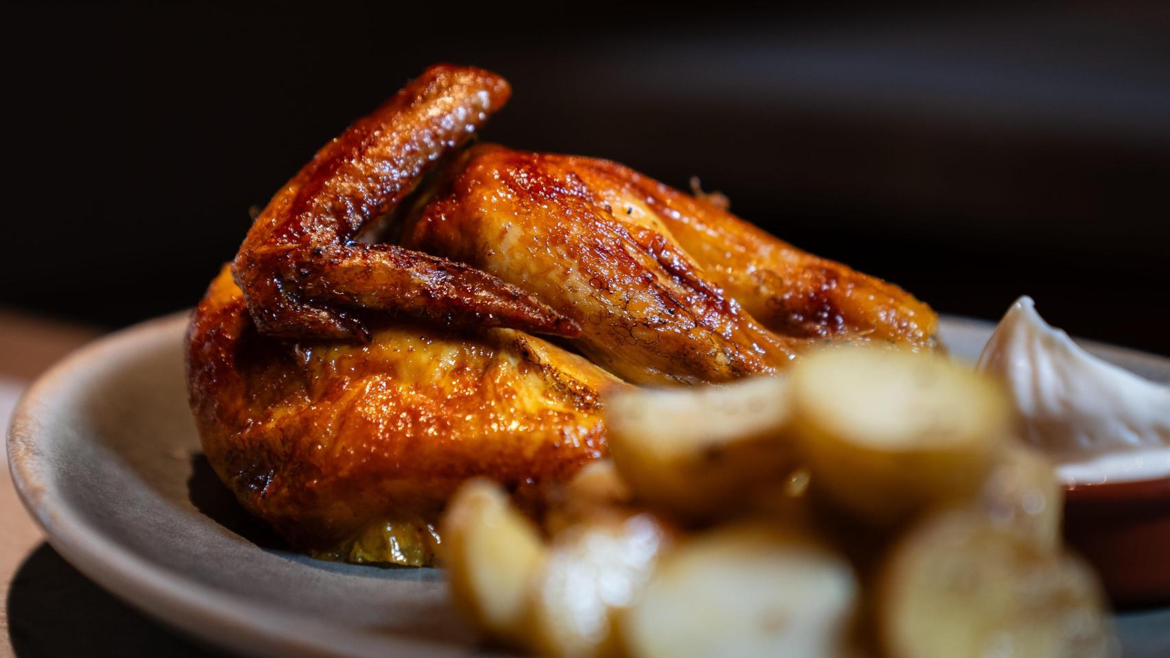 El auge del pollo asado ‘gourmet’ en Barcelona: el legado vivo de la primera ‘rostisseria’ 60 años después