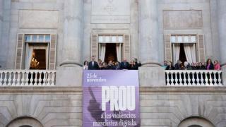 Pancarta desplegada en el Ayuntamiento de Barcelona