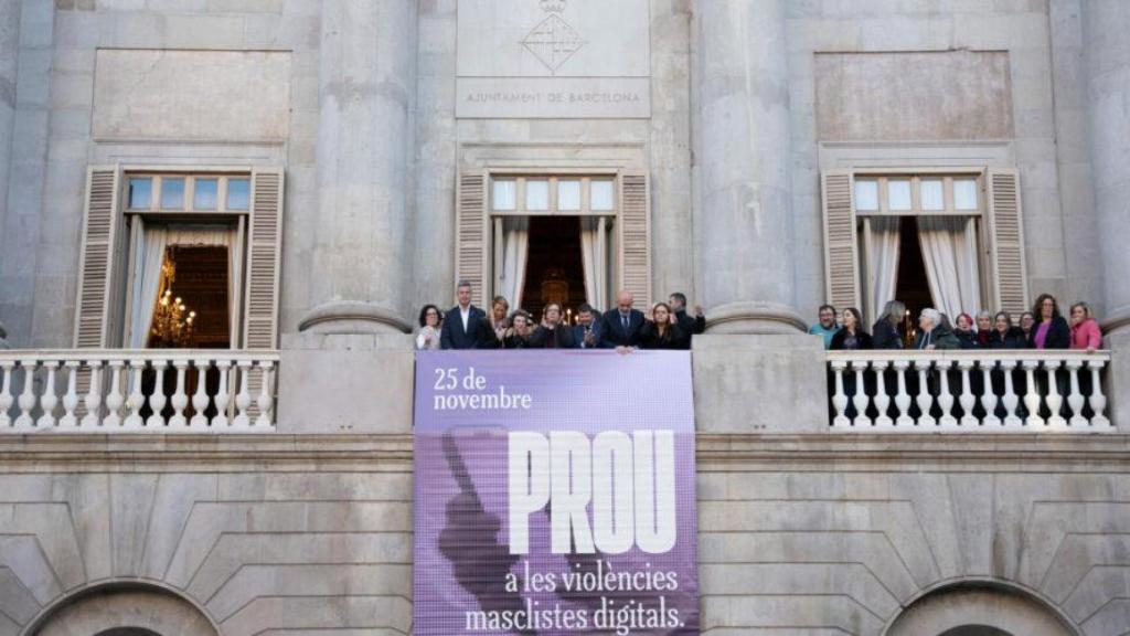 Pancarta desplegada en el Ayuntamiento de Barcelona