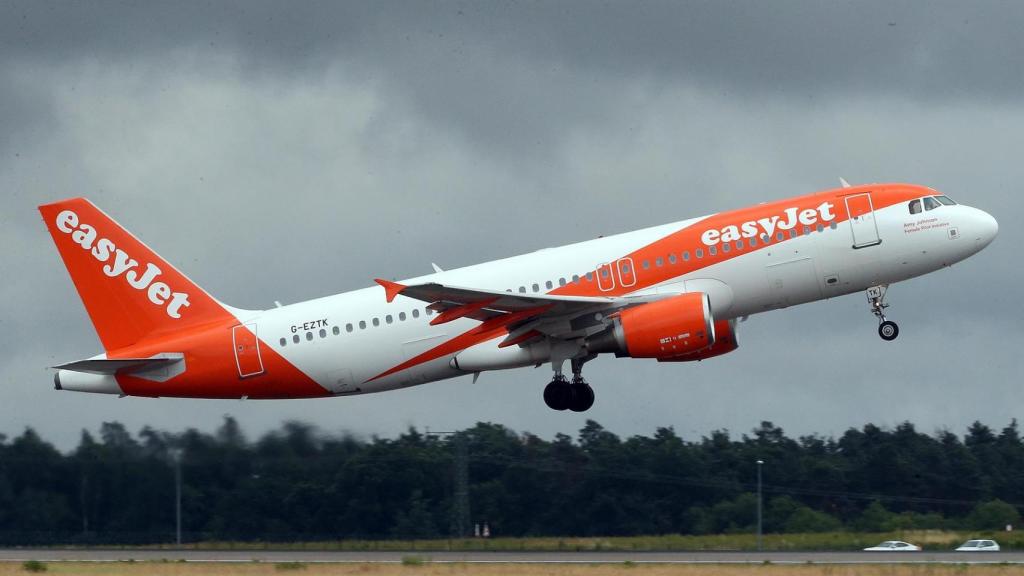 Avión easyJet en una foto de archivo