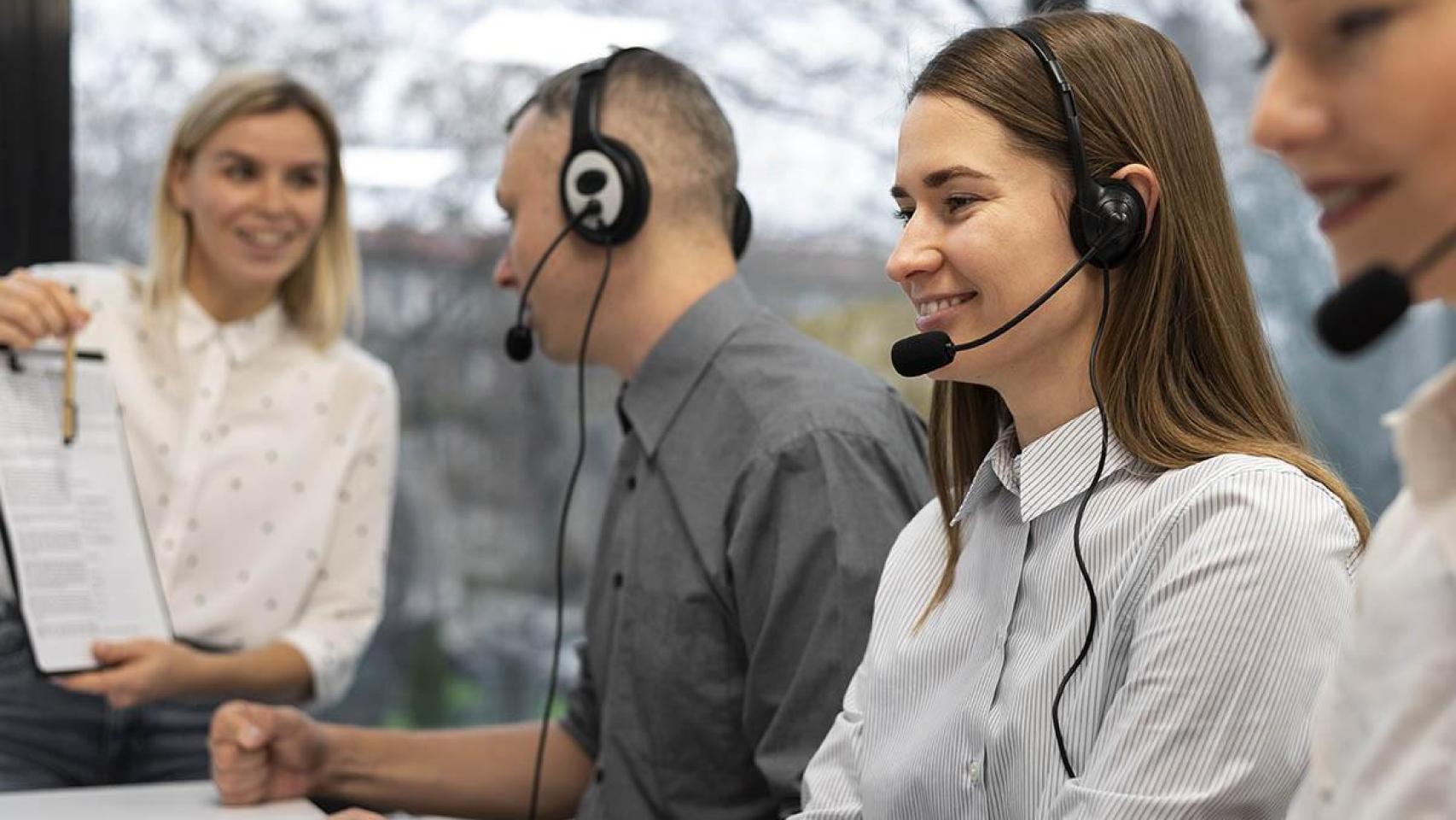 Operadores de un centro de llamadas