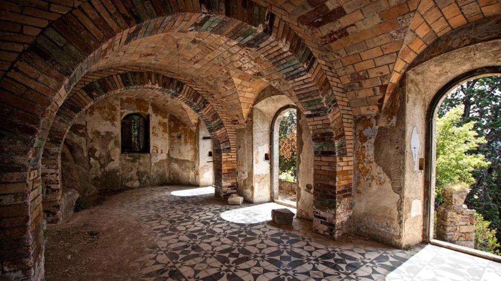 Arcos del castillo de Requesens