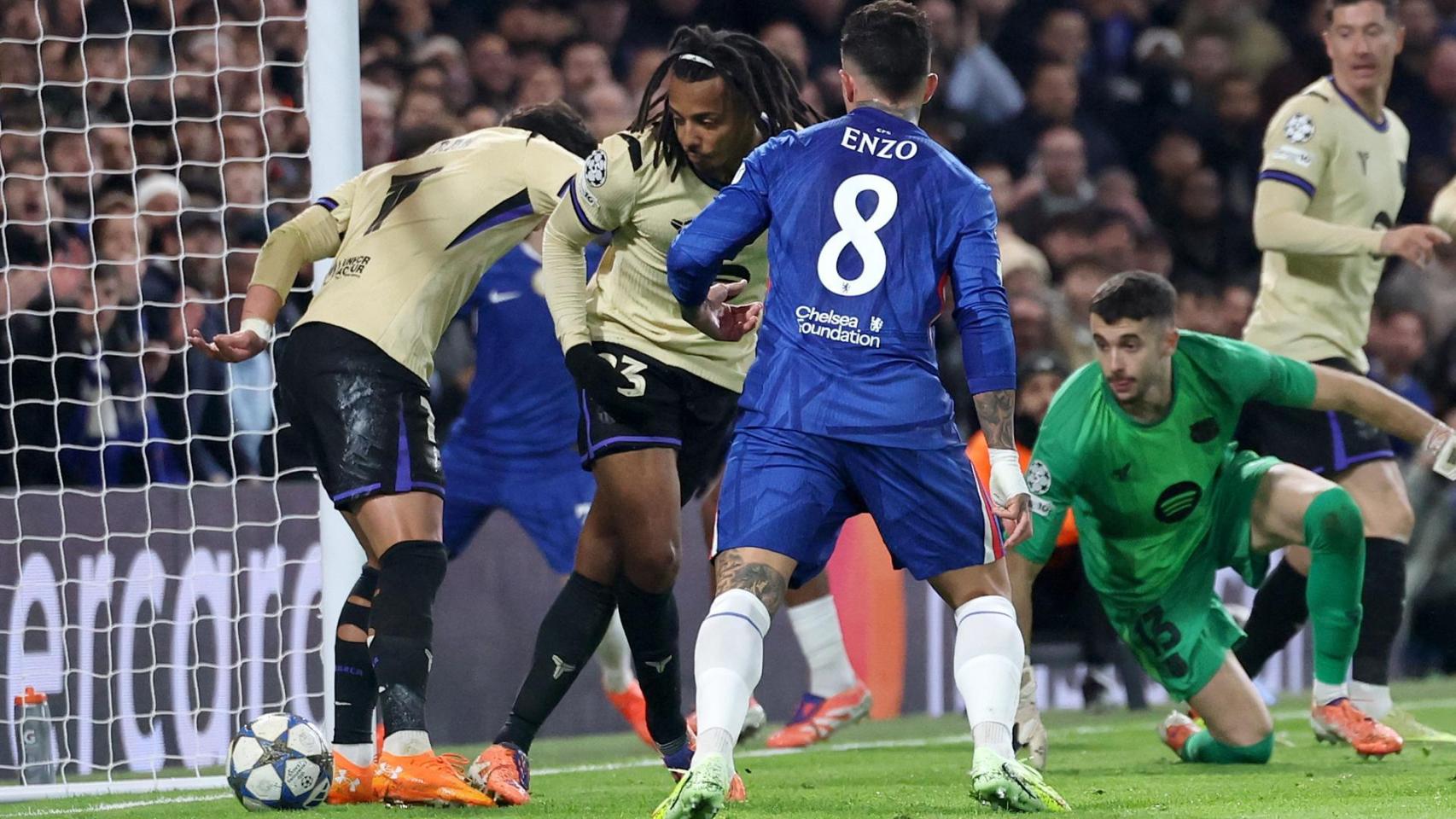 Autogol de Koundé que supuso el 1-0 del Chelsea contra el Barça