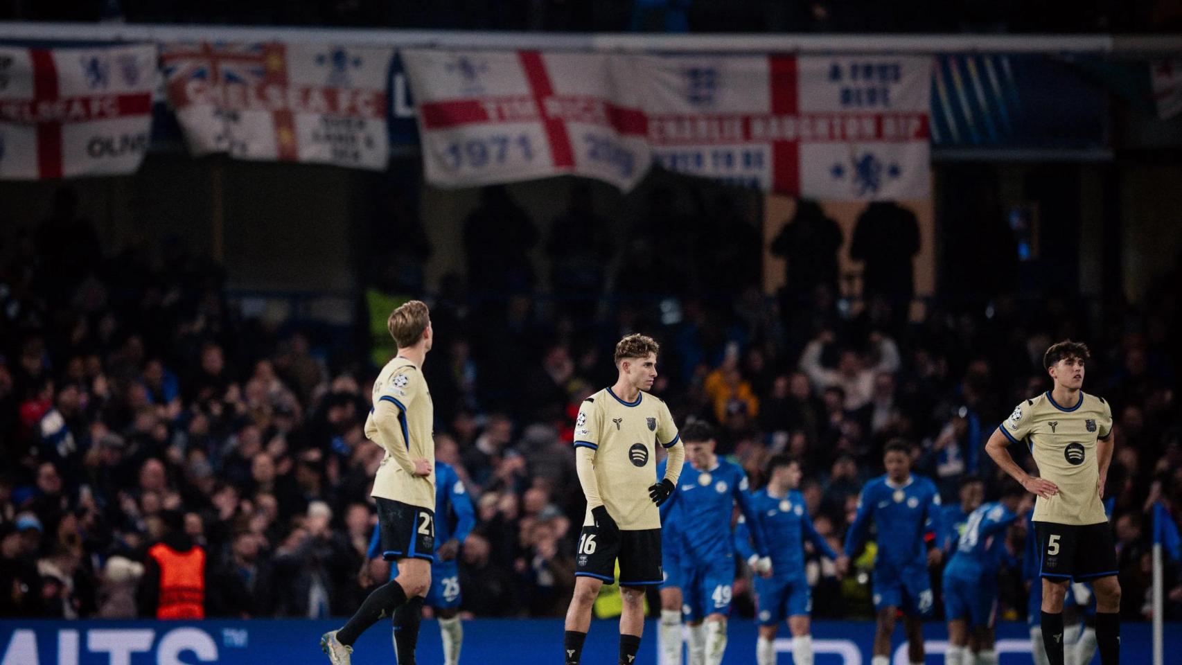 Frenkie de Jong, Fermín López y Pau Cubarsí, cabizbajos en Stamford Bridge