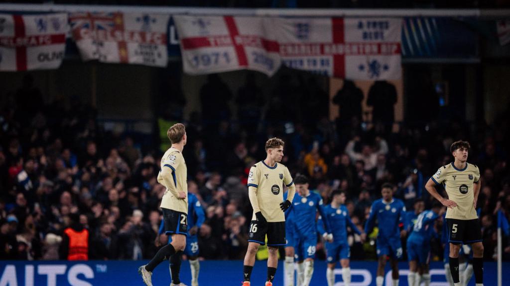 Frenkie de Jong, Fermín López y Pau Cubarsí, cabizbajos en Stamford Bridge
