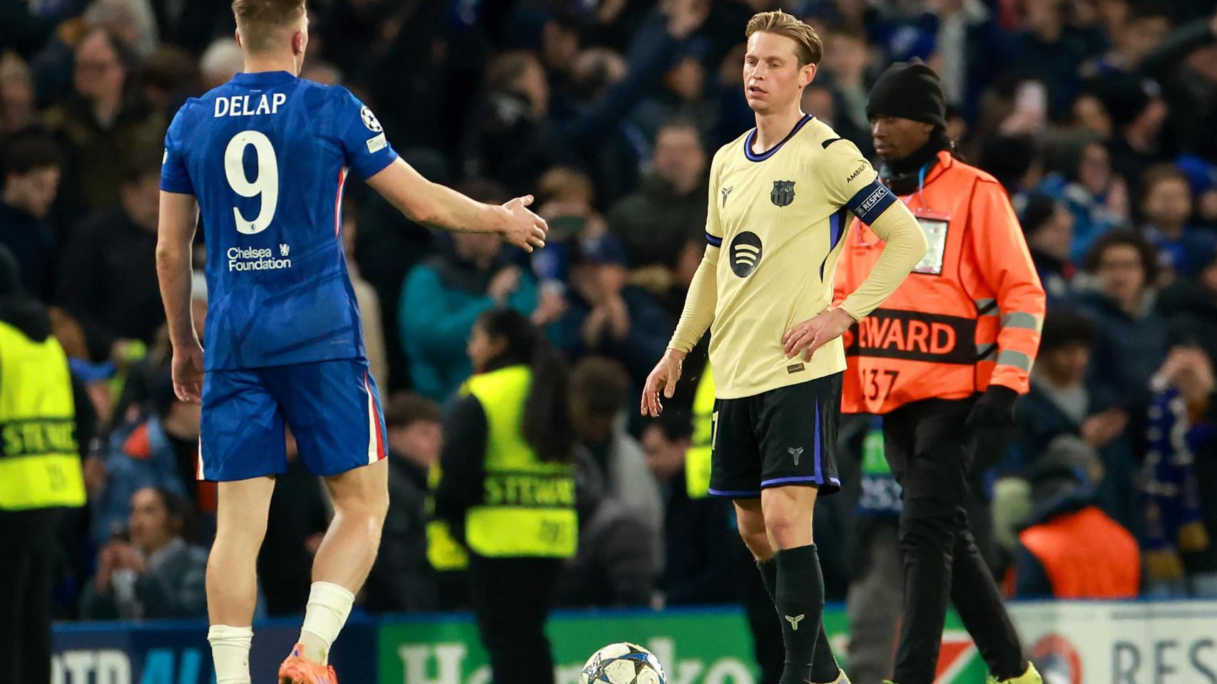 Liam Delap da la mano a Frenkie de Jong tras la victoria del Chelsea contra el Barça en la Champions League