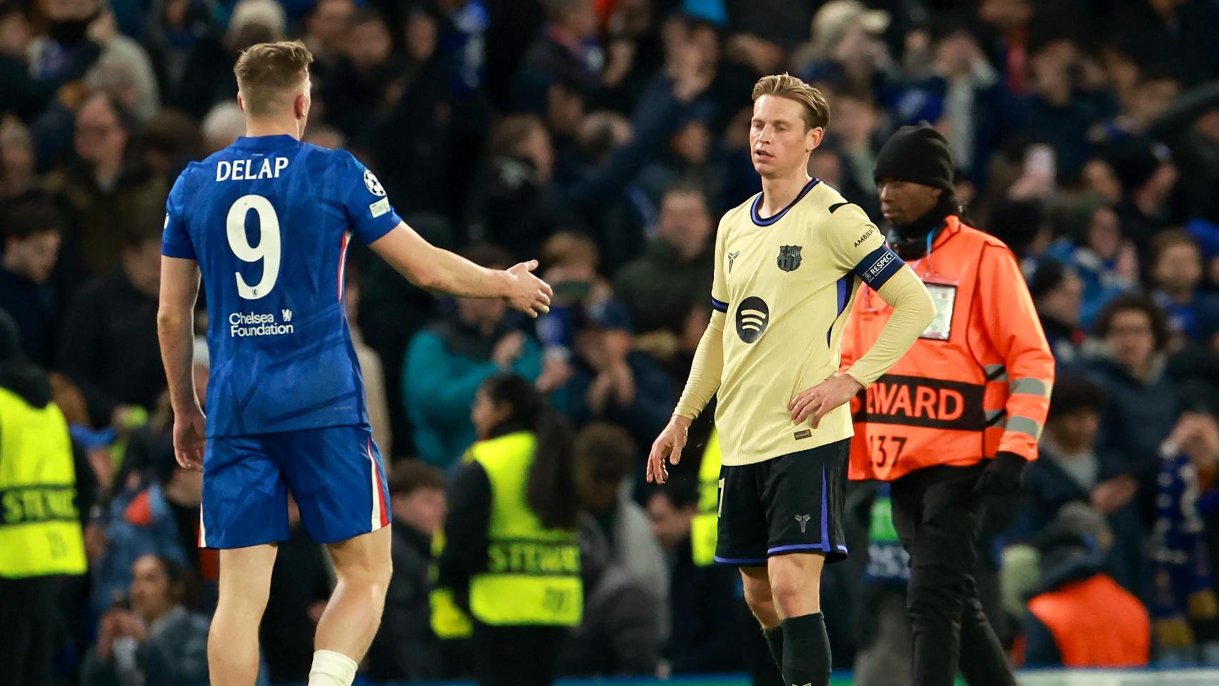 Liam Delap da la mano a Frenkie de Jong tras la victoria del Chelsea contra el Barça en la Champions League