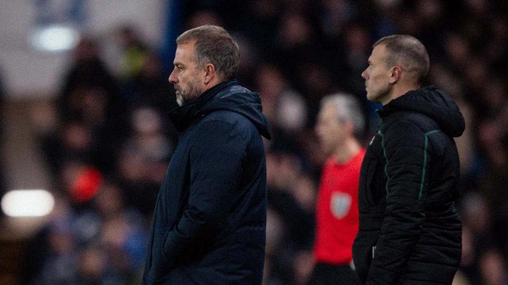 Hansi Flick, atento en el banquillo de Stamford Bridge