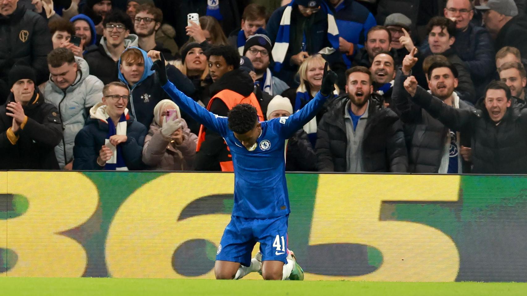 Estevao Willian celebra su golazo en el Chelsea-Barça