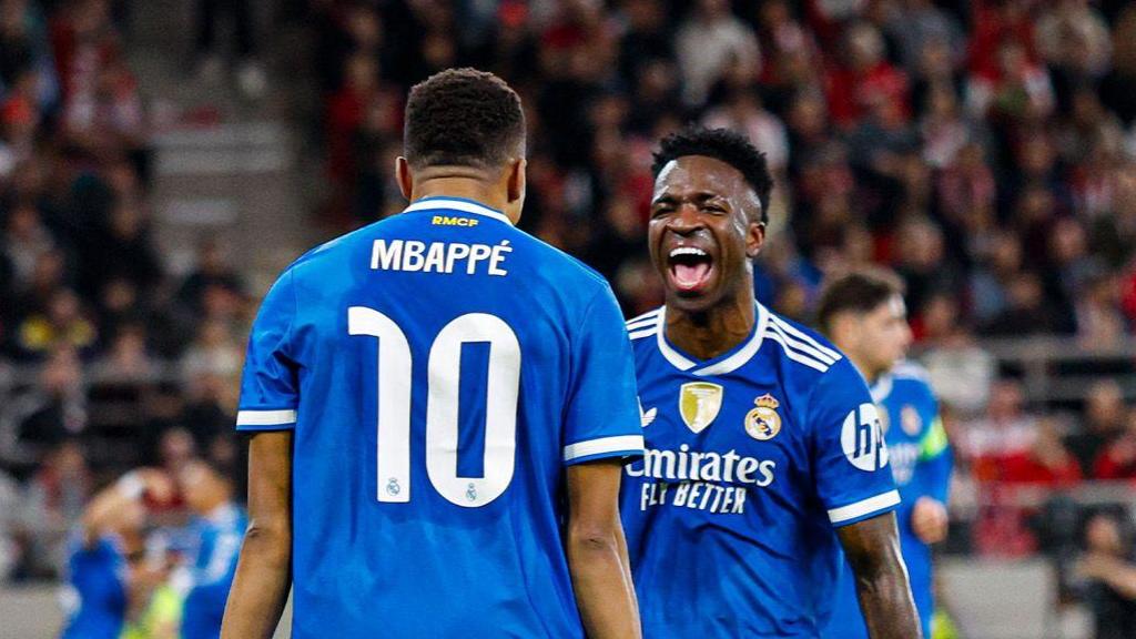 Kylian Mbappé y Vinicius Jr celebran un gol en el Olympiakos-Real Madrid de la Champions League