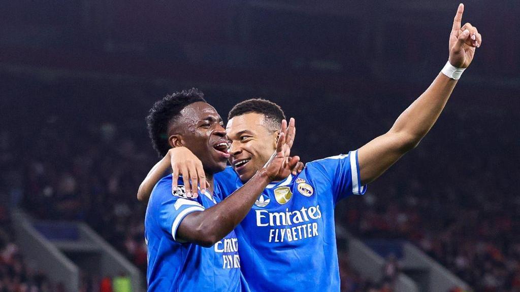 Kylian Mbappé y Vinicius Jr celebran un gol en el Olympiacos-Real Madrid