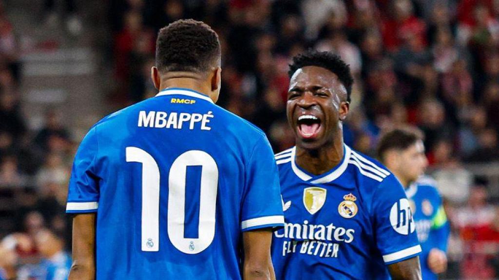 Kylian Mbappé y Vinicius Jr celebran un gol en el Olympiacos-Real Madrid de la Champions League