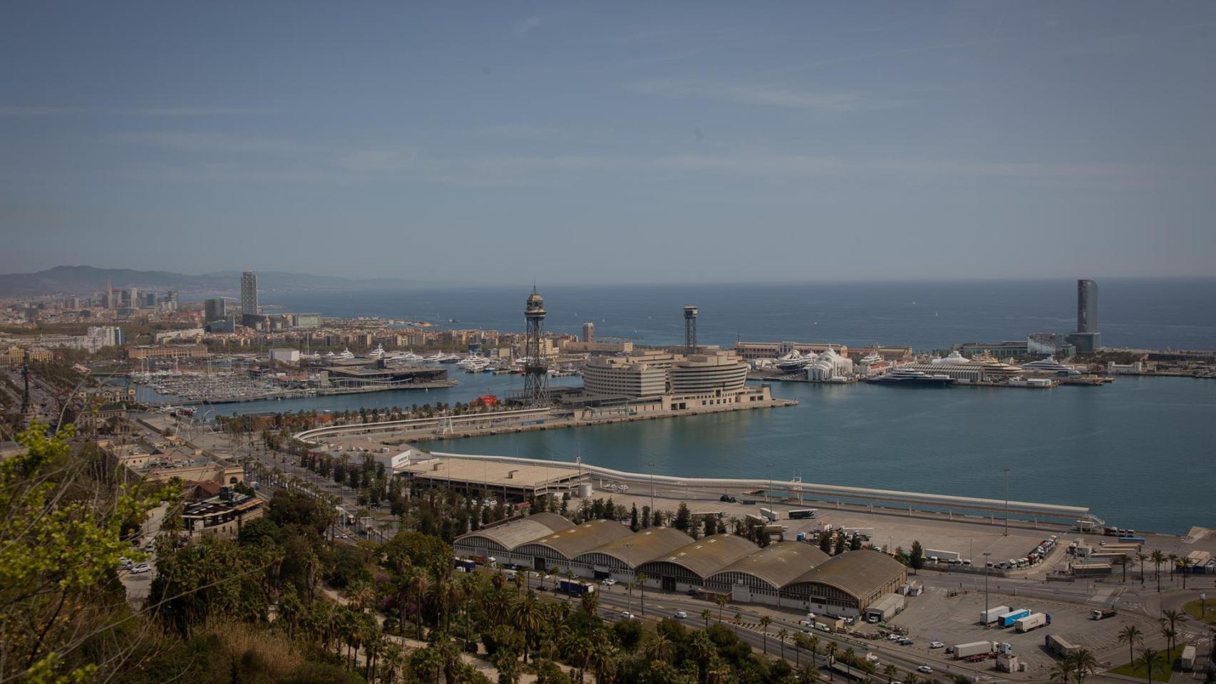Vista general del muelle de descarga del Puerto de Barcelona