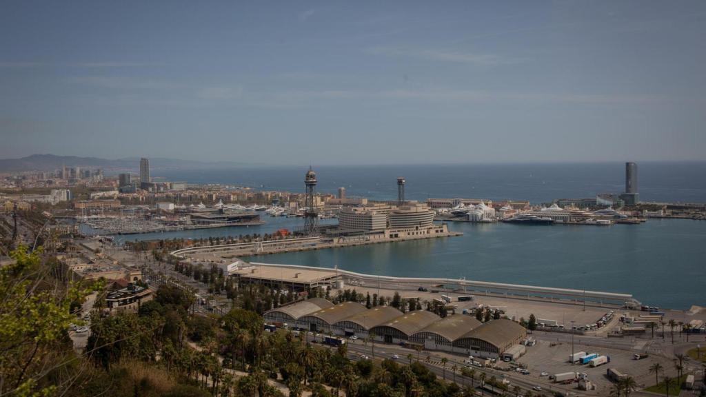 Vista general del muelle de descarga del Puerto de Barcelona