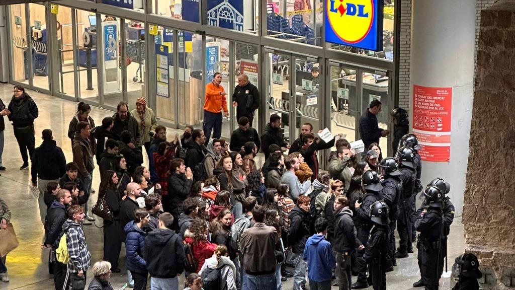 Concentració de joves al Mercat de Sant Antoni contra la nova associació veïnal