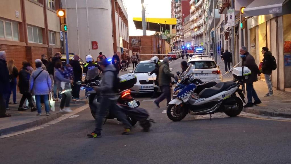 Calle cortada en Sant Andreu por el suicidio de una mujer