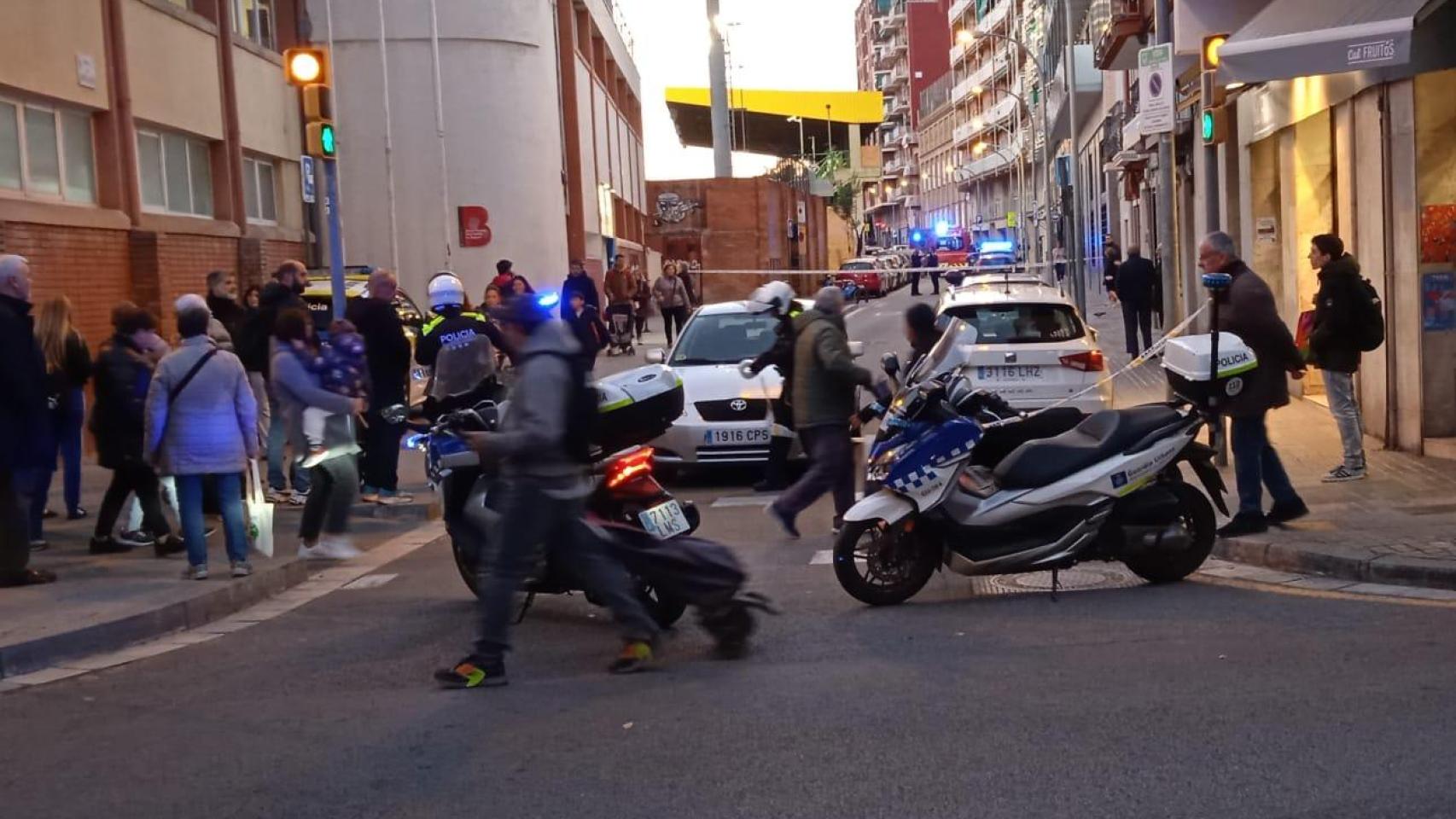 Calle cortada en Sant Andreu por el suicidio de una mujer