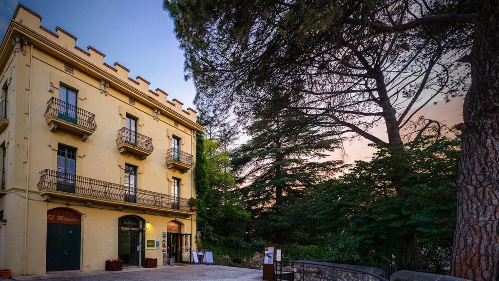 Fachada dele hotel Jardins de la Martana, en Besalú